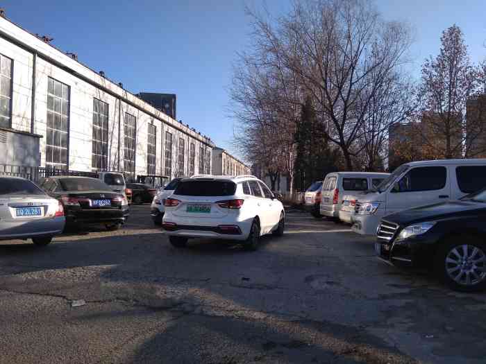 通厦小营建材城-停车场-"在车辆非常拥挤的情况下保安队长不但不疏通.