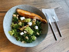 煎三文鱼牛油果色拉-Wagas沃歌斯(杭州黄龙万科店)