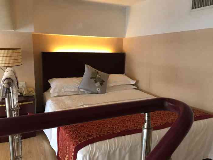 沈阳玫瑰大酒店-"玫瑰大酒店位于沈阳最繁华的商业步行街中街.