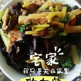 吐司面包+煎蛋(里面有切碎的德国小香肠)+味增汤