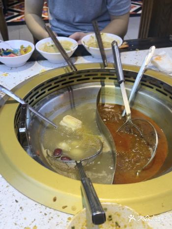 点的牛油和牛骨，味道不错喜欢辣的可以吃一下