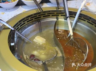 点的牛油和牛骨，味道不错喜欢辣的可以吃一下