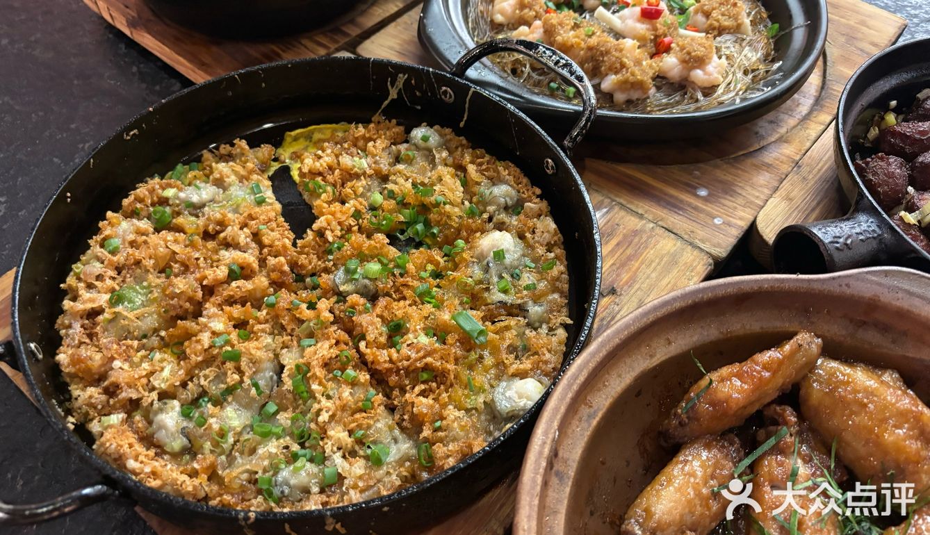 牛肋条浓郁的酱汁包裹着食材，咬下去酱汁充满口腔