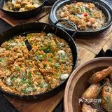 牛肋条浓郁的酱汁包裹着食材，咬下去酱汁充满口腔
