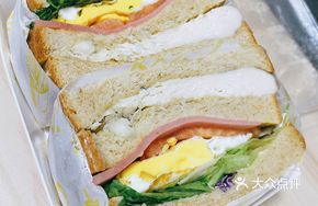 Low-Fat Boiled Chicken Breast Whole Wheat Sandwich