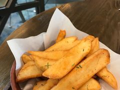 炸薯条配蜂蜜芥末酱-gaga(深圳福田星河COCO Park店)