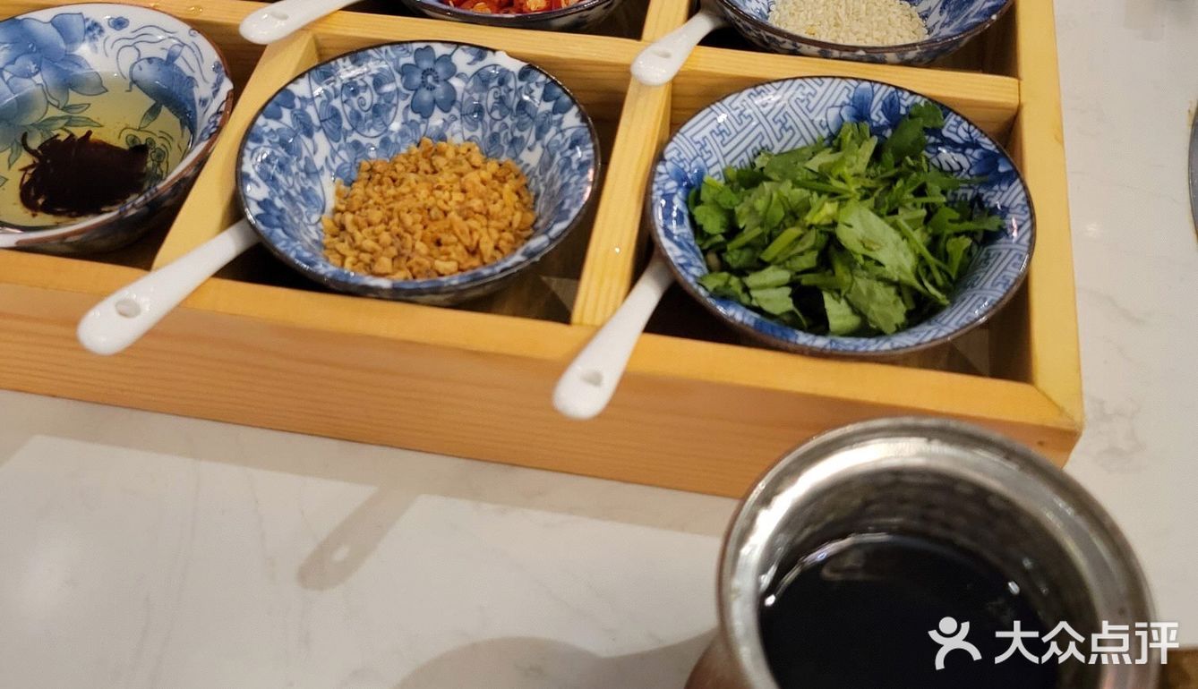同埋係空氣中夾雜住不同味道既火煱配料。佢呢度醬介係