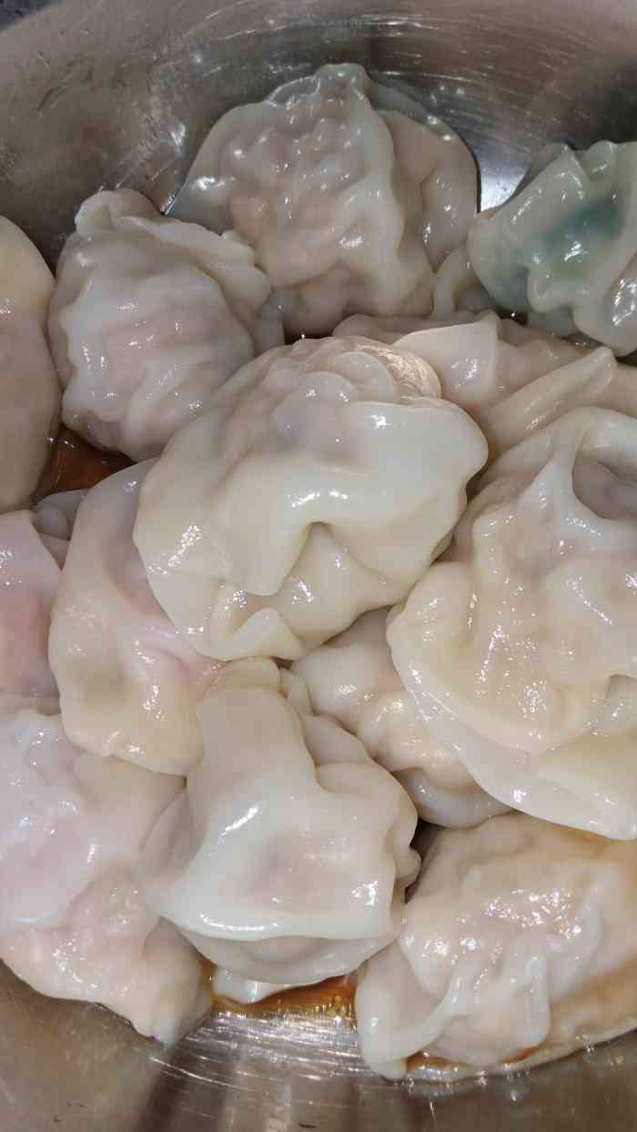 饺子和云吞味道都不错,店家服务态度一般,再给点服务热情就饺子打包