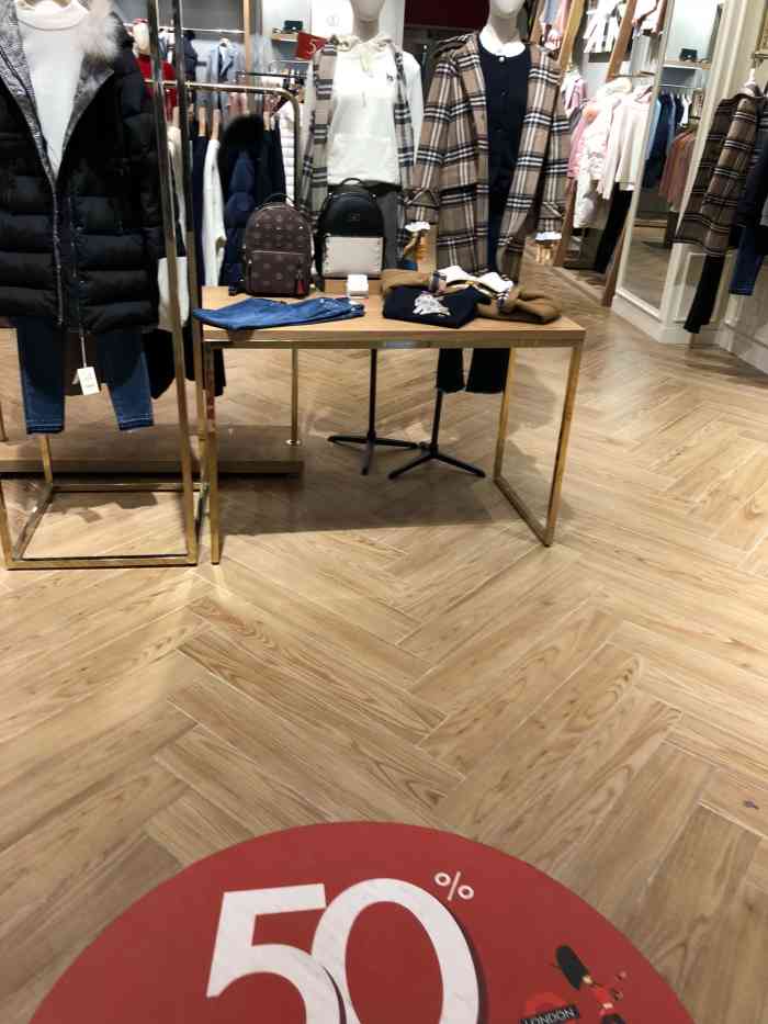 天津也挺多的女装非常好看这个是鲁能城购物中心店这个品牌服饰一直