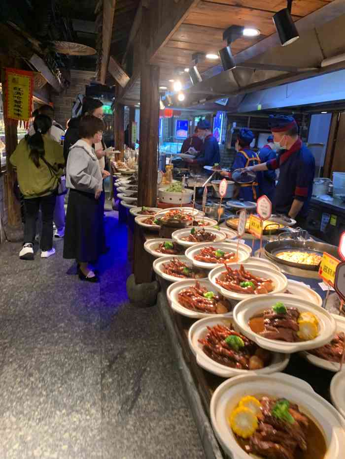 甬上名灶(环城西路店)-"[薄荷]环境:高峰期人比较多,环境有点嘈.