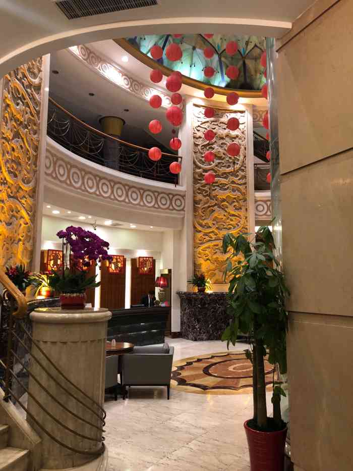 海龙海鲜舫-" 陪领导去吃饭的 这家店其实就是在船上 .