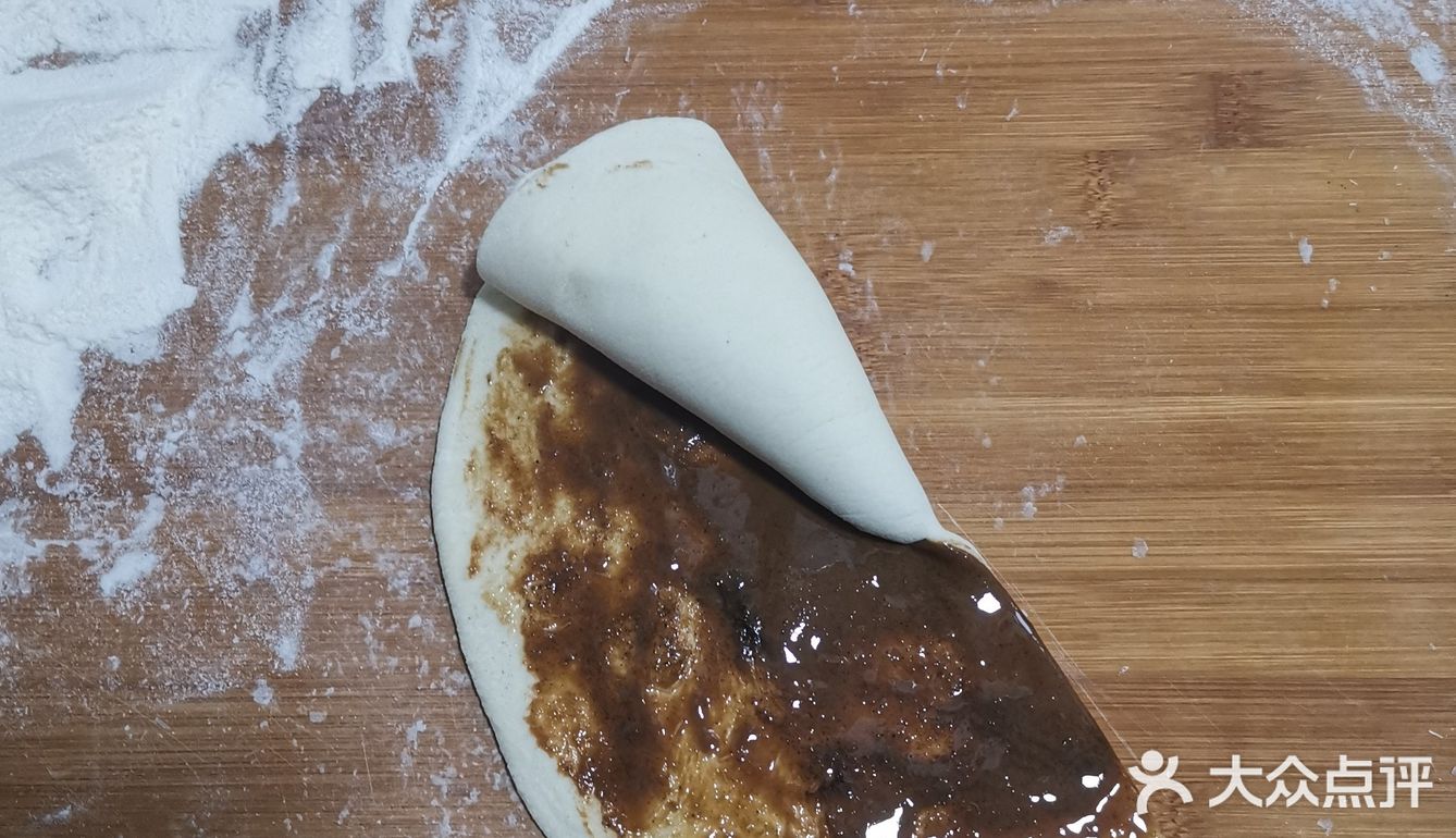 擀开后抹上芝麻酱，撒上盐