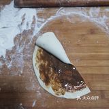 擀开后抹上芝麻酱，撒上盐