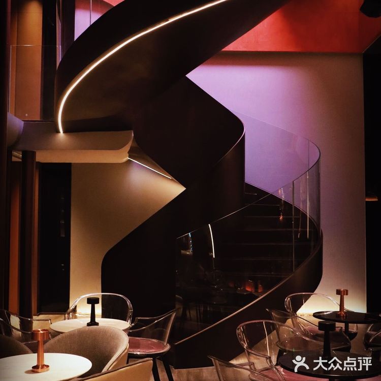 映入眼帘的竟然是梦幻Bar,每日18点营业,周二