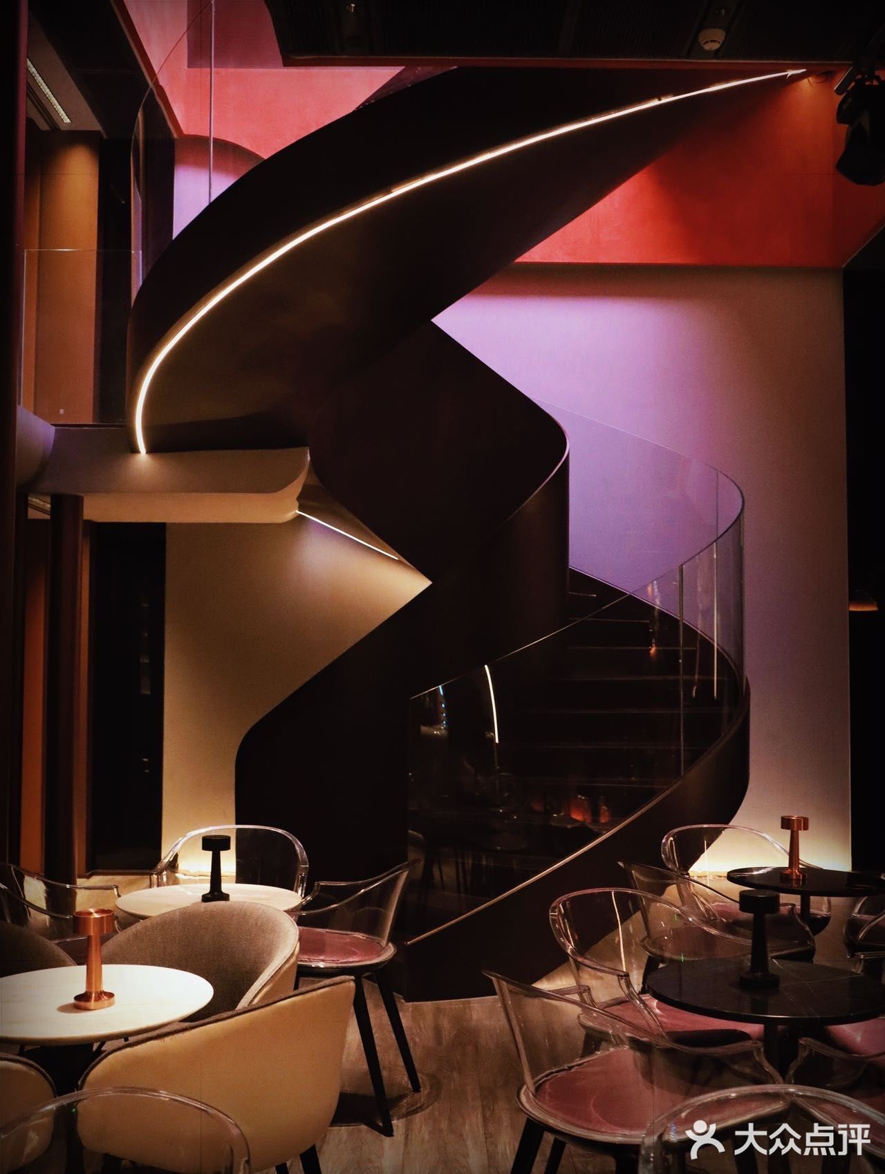 映入眼帘的竟然是梦幻Bar，每日18点营业，周二