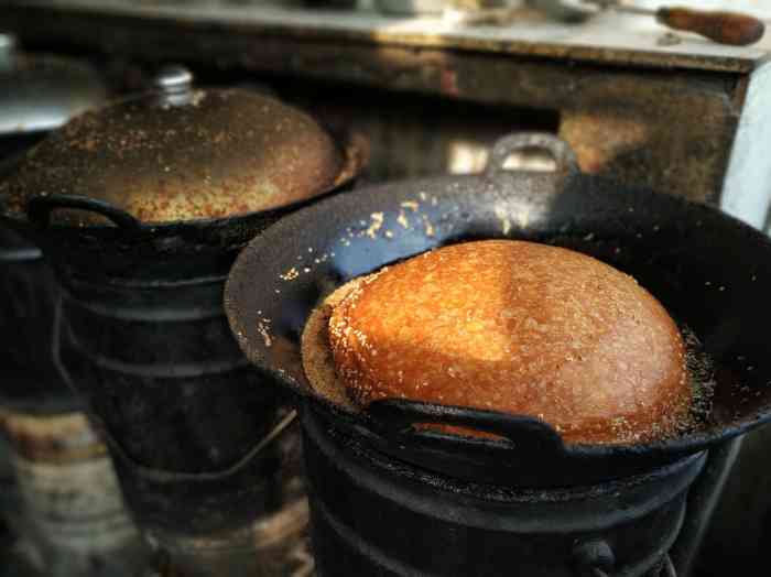 支前烧饼店-"这家的饼很大,但是不是我们平时吃的烧饼,.