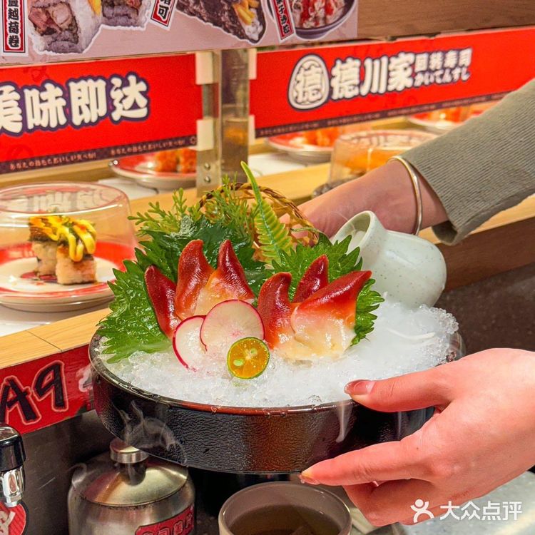 这大概是我在广州唯一想推荐的回转寿司店！氛围感拉满的跨年餐