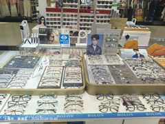 -美式眼镜·授权蔡司.依视路.尼康.豪雅.明月(人民广场店)