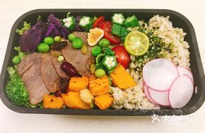 Marinated Beef Salad with Seaweed and Brown Rice Box