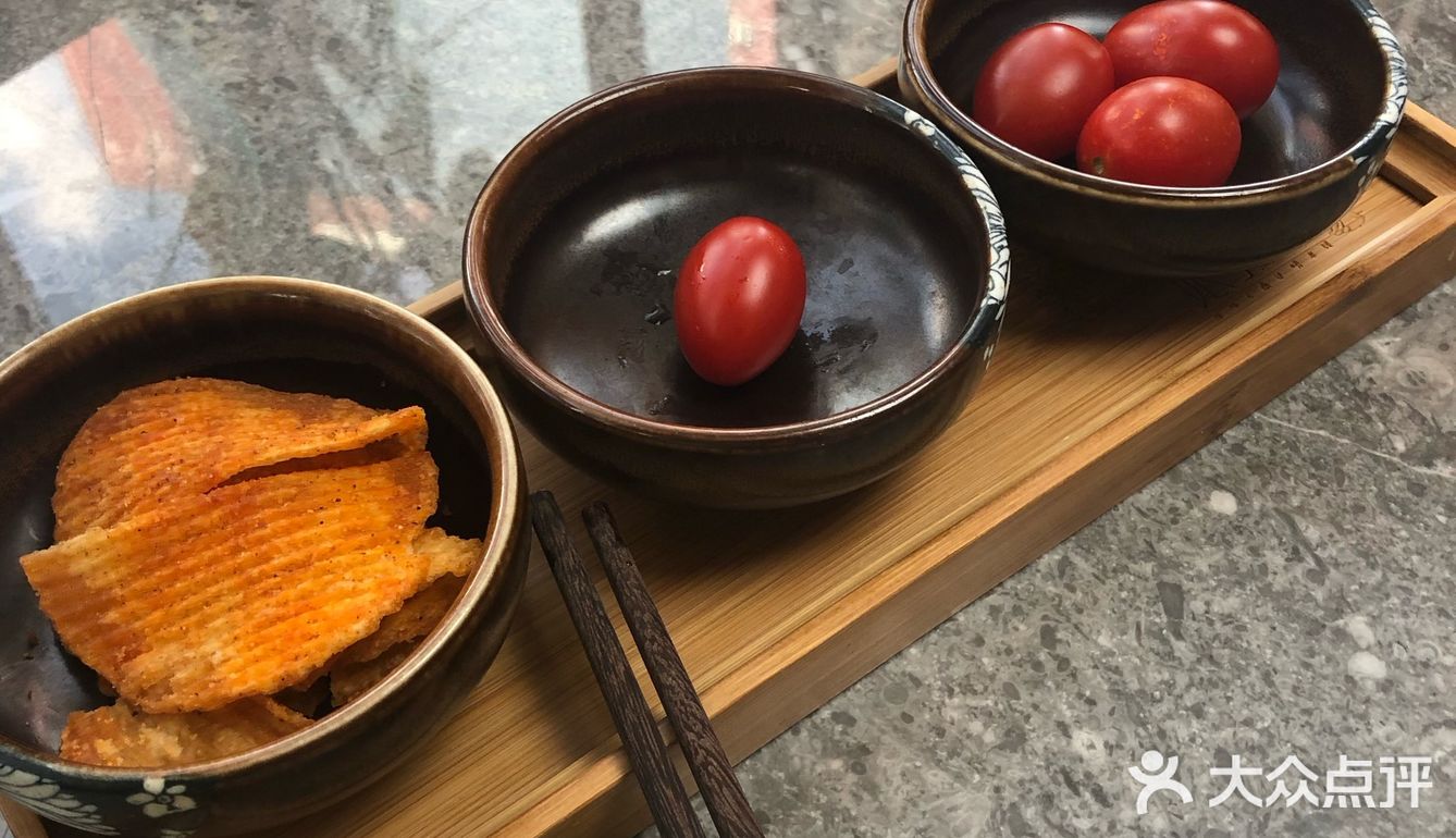 性价比高，环境紧凑，桌子很大，有自助的小点心