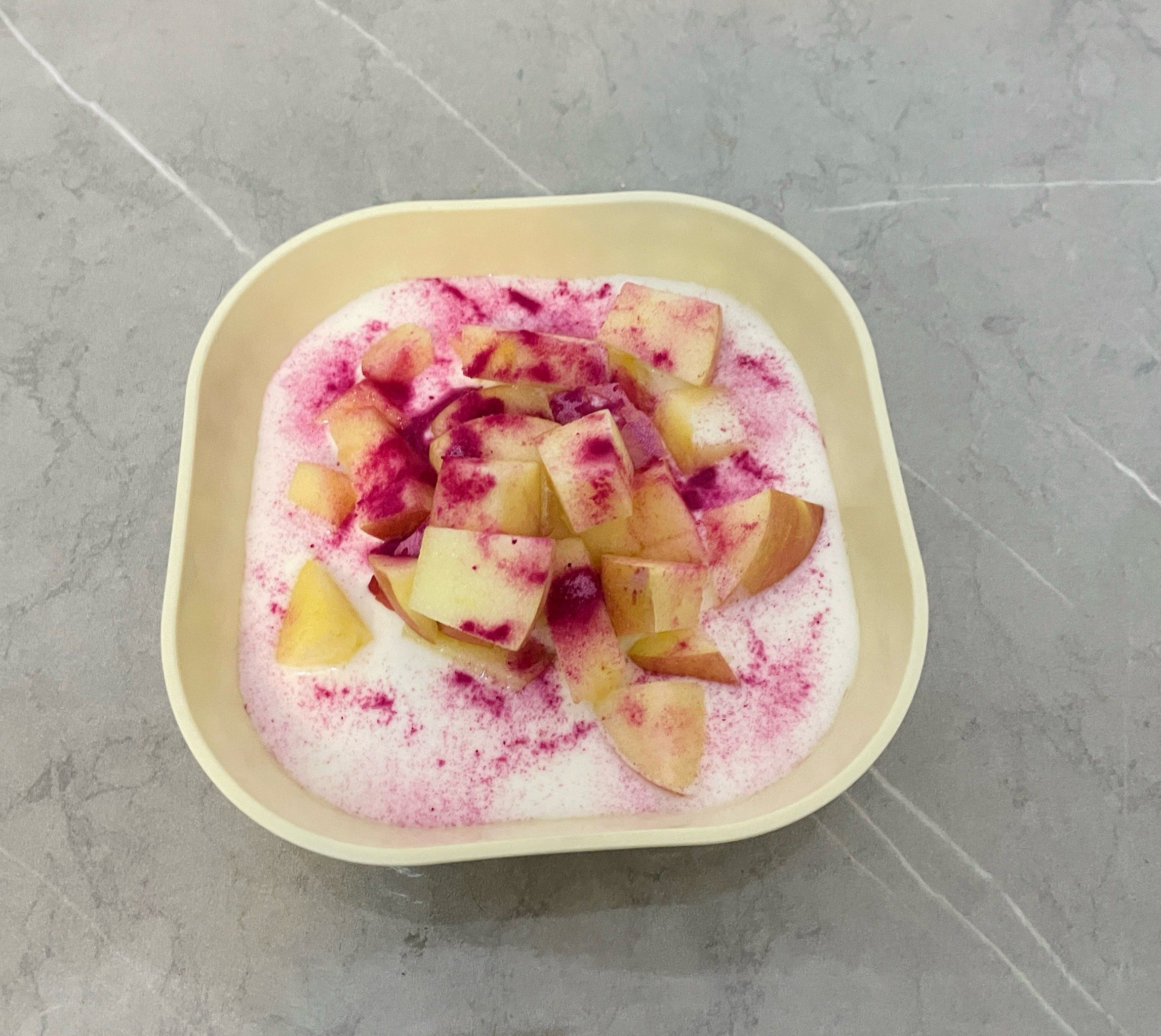 午间水果酸奶盘