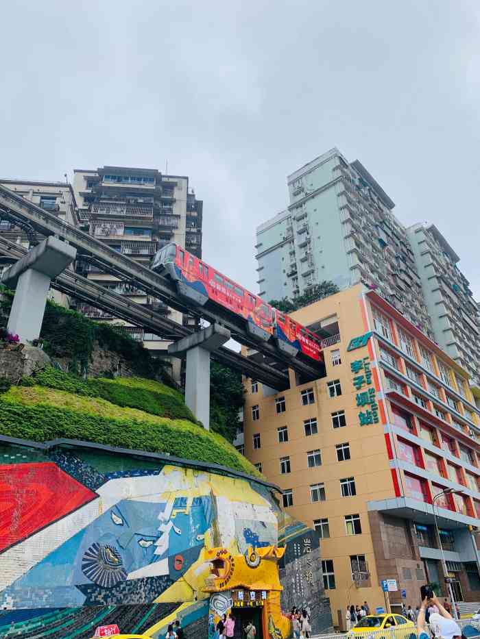 李子坝站-"来重庆旅游怎么能不打卡网红必游点之李子坝.