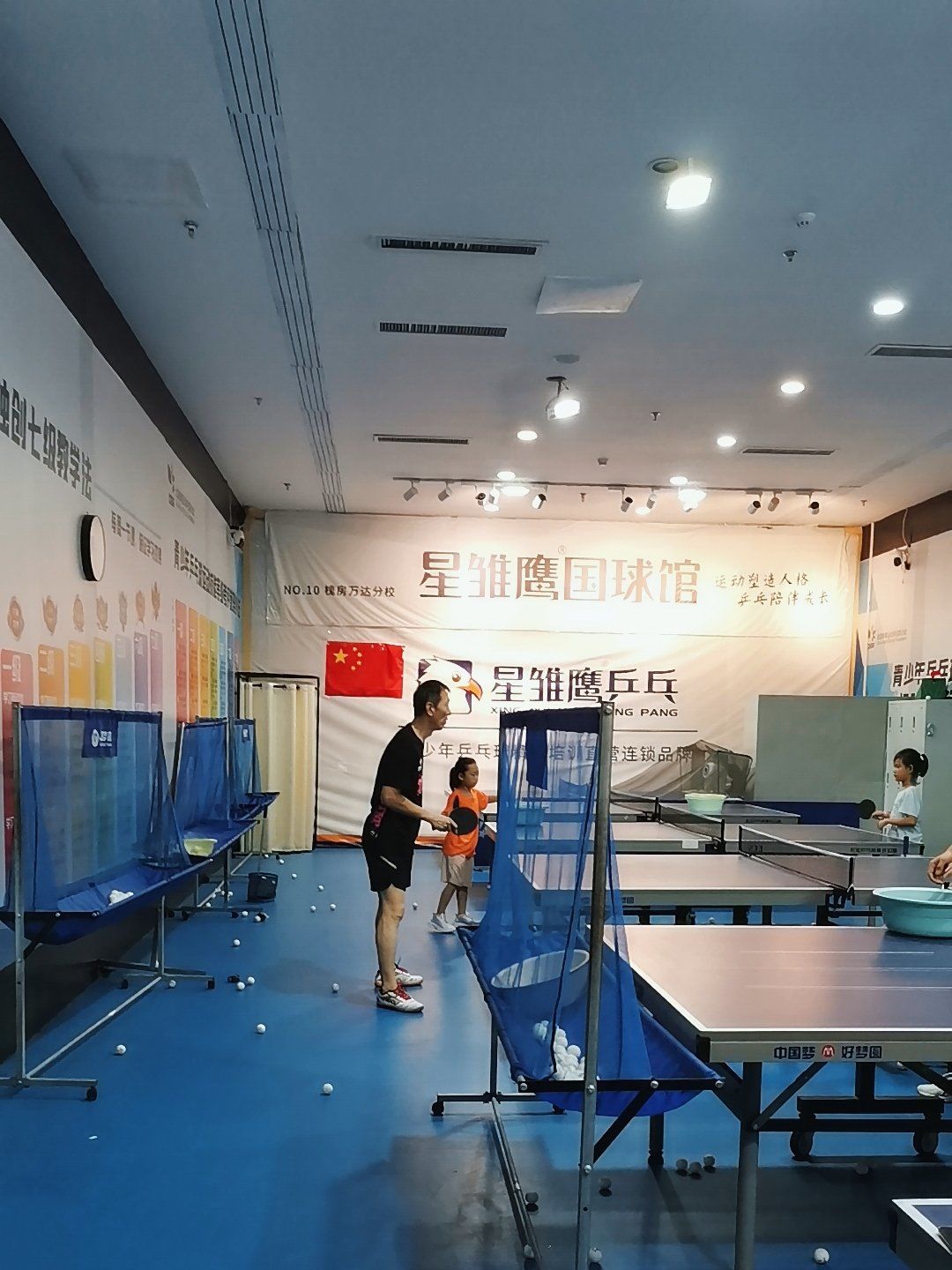 哇,这家乒乓球馆真是太棒了!场馆宽敞明亮