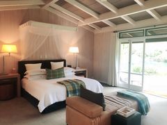 -Huka Lodge