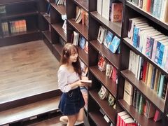 -钟书阁(松江泰晤士小镇店)