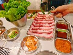 -山野的朋友露营炭火烤肉