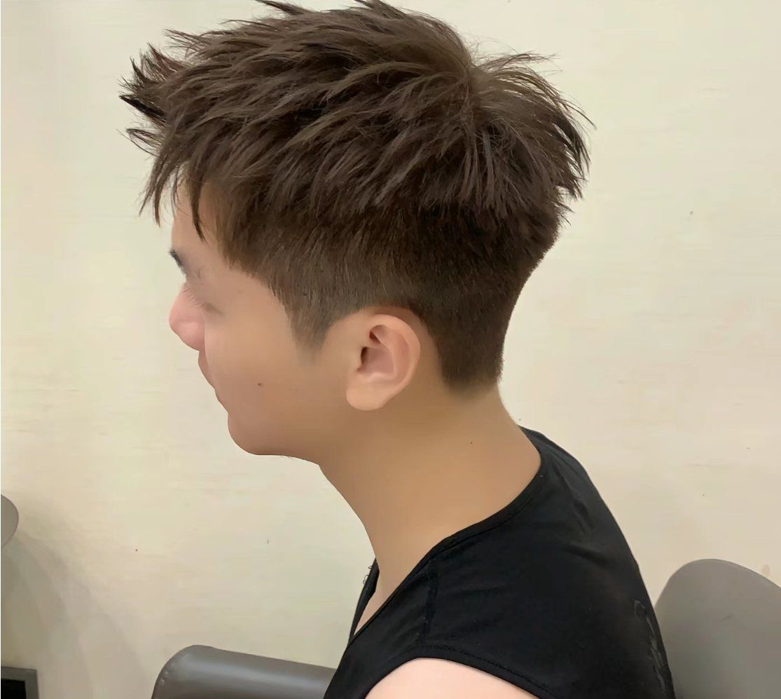 有点带灰感的茶棕色而且染完真的巨显白出片率真的很可以的#男生发色