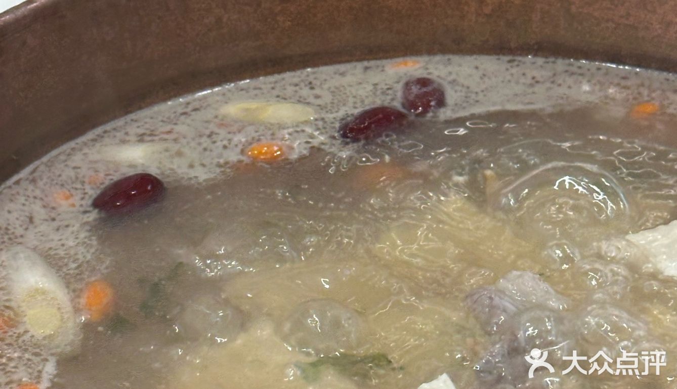 开在家附近第一次来，位于地下一楼，装修很清雅