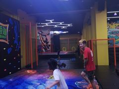 -爱蹦iBOON蹦床运动馆(江汉店)