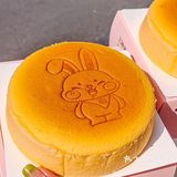 来南京路步行街 芝士蛋糕一人一个!!!