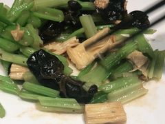 山芹炝炒豆黄金-老牌坊鲁菜名店(美莲广场店)
