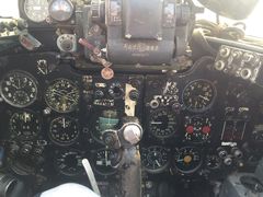 歼6战斗机付费10元登机拍照-中国航空博物馆