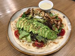 照烧鸡肉配牛油果拉法沙拉-HELLO 27 意面·沙拉·帕尼尼