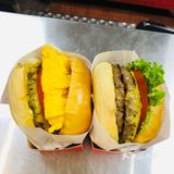 牛肉汉堡，确实不错。有芝士的香味，有洋葱的陪伴。一个