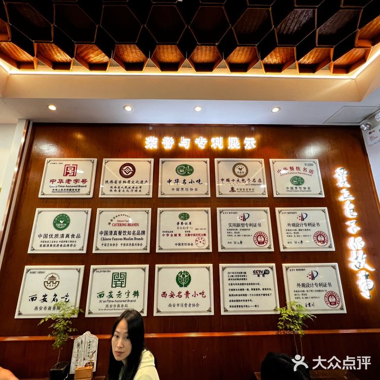 贾三灌汤包，牛肉汤包+八宝粥闭眼入