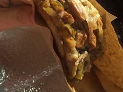 烧饼夹肠头-肠王卤煮(西单食宝街店)