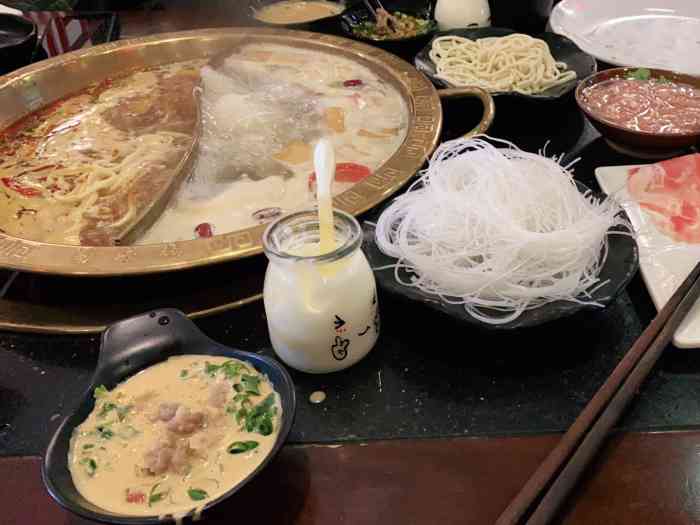 蜀香楼火锅-"朋友聚餐第一次来蜀香楼吃火锅,有个长条板.