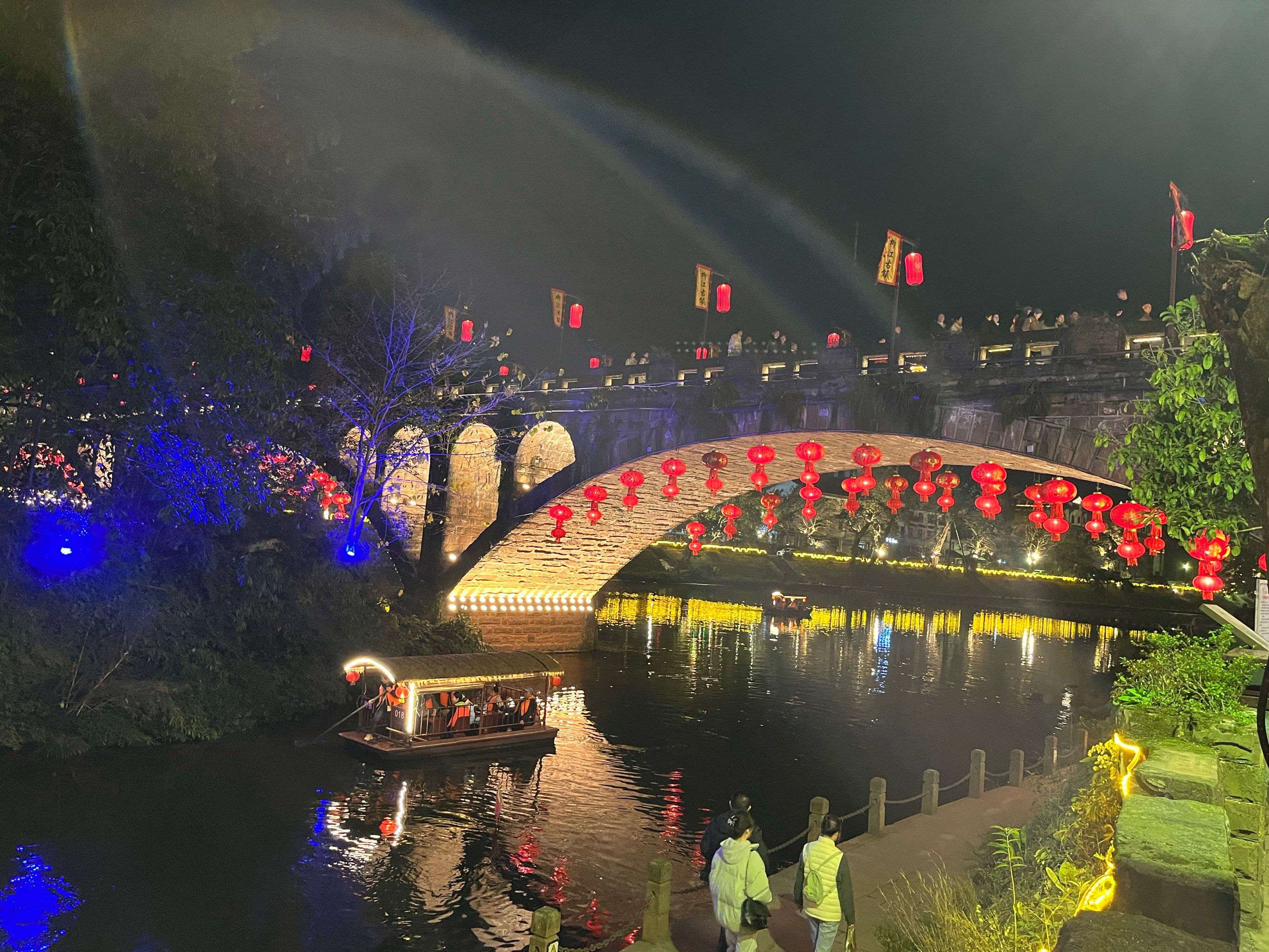 都说烟雨柳江,古色古香的,古镇特色的花椒鸭好吃推荐,晚上夜景也漂亮