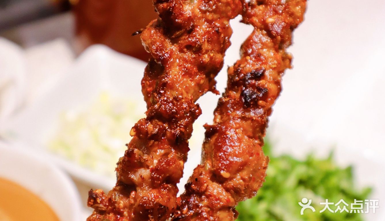 晚上排队超长酱料好评好评!不管是芝麻酱+韭花酱