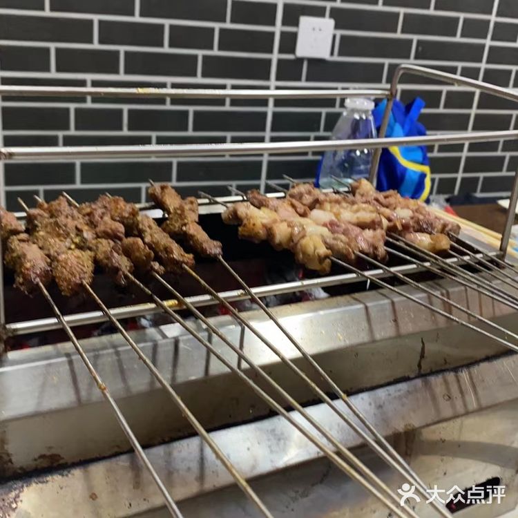 晚上搓一顿烧烤，老拾烧烤是我们经过千挑万选给选出来的
