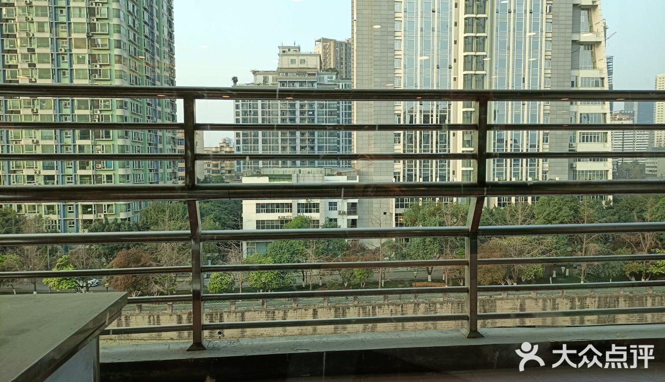 吃到中途，看了下周围，人开始慢慢地多起来了