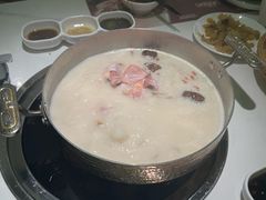 -洪氏嗨捞·广东猪肚鸡·椰子鸡火锅(西咸万象城店)