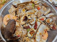 麻辣醉八仙-东来菜馆•手抓海鲜家常菜•海鲜锅贴(鸽子窝店)