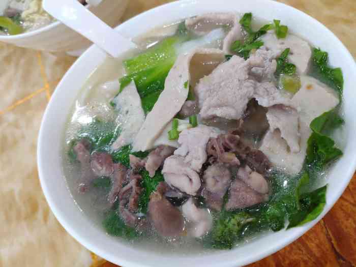 猪肠什么,还有炸的香香的蒜末,好像每家潮汕的猪杂汤粉都差不多味道