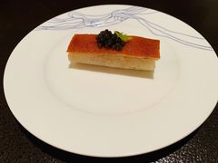 鱼子酱配脆皮烤乳猪-广州文华东方酒店·江-由辉师傅主理