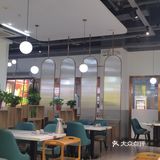 我们主要吃的是黑龙鱼蒜香口味，加了几个菜